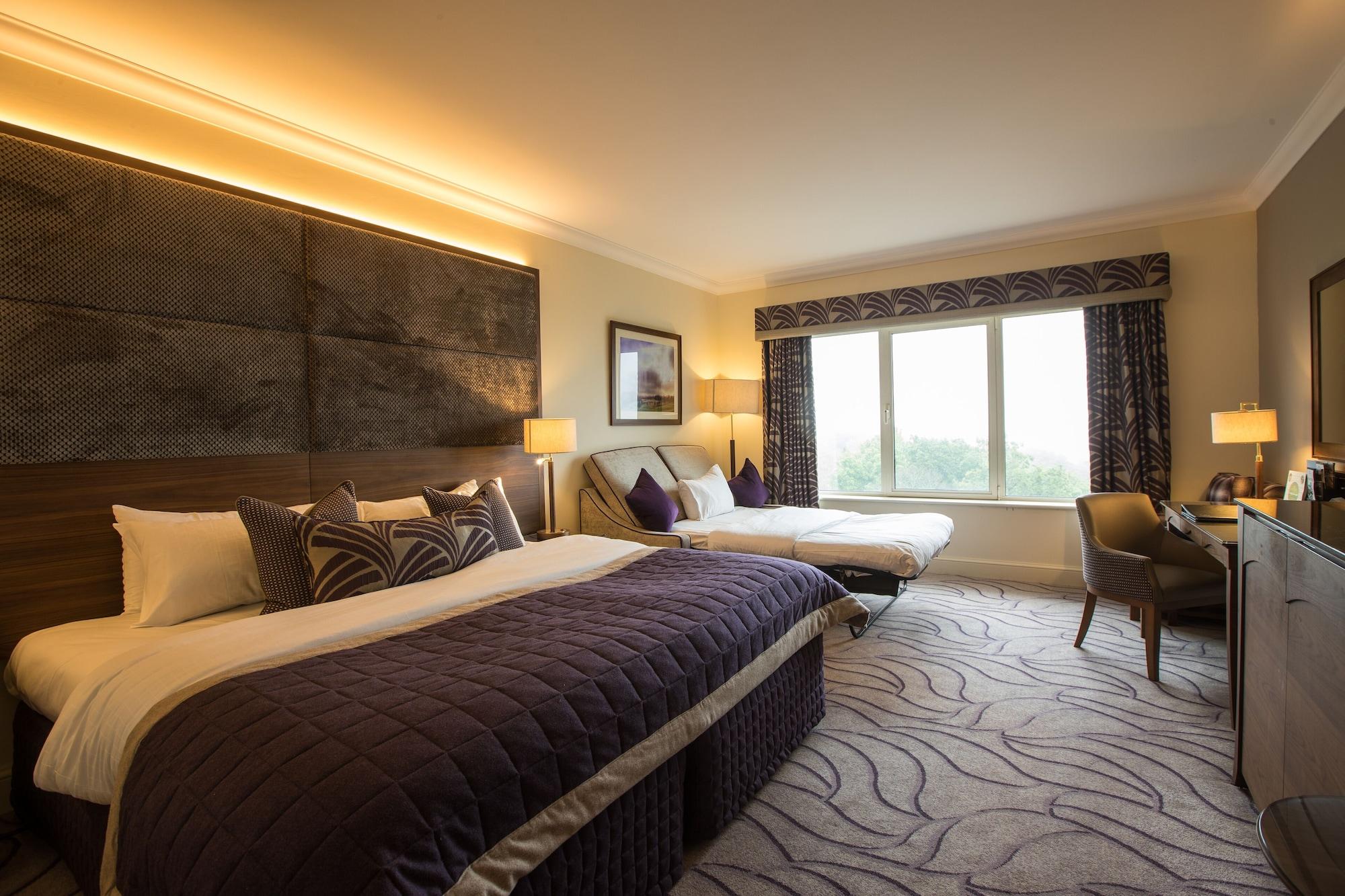 The Celtic Manor Resort Newport  Bagian luar foto A bedroom at the hotel