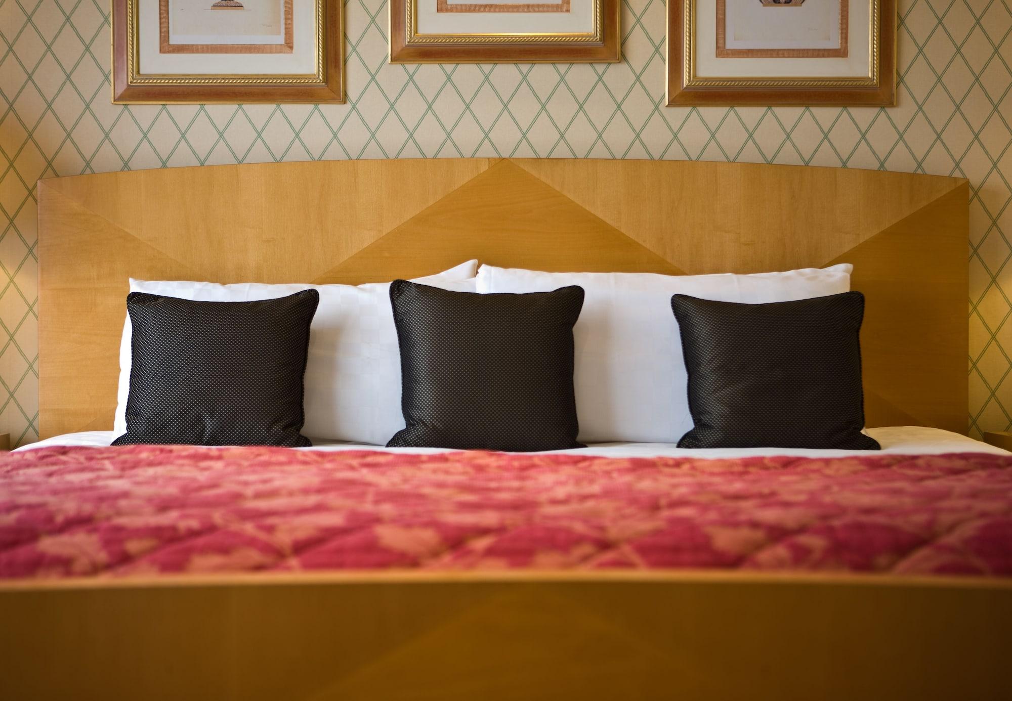 The Celtic Manor Resort Newport  Bagian luar foto A bed with cushions