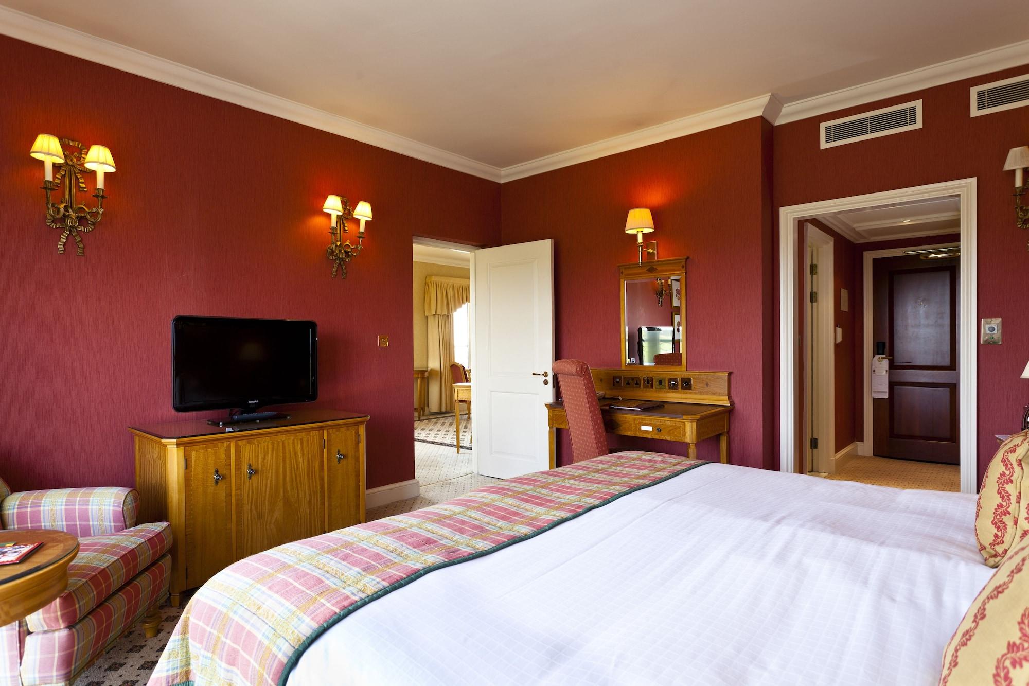 The Celtic Manor Resort Newport  Bagian luar foto A bedroom at the hotel