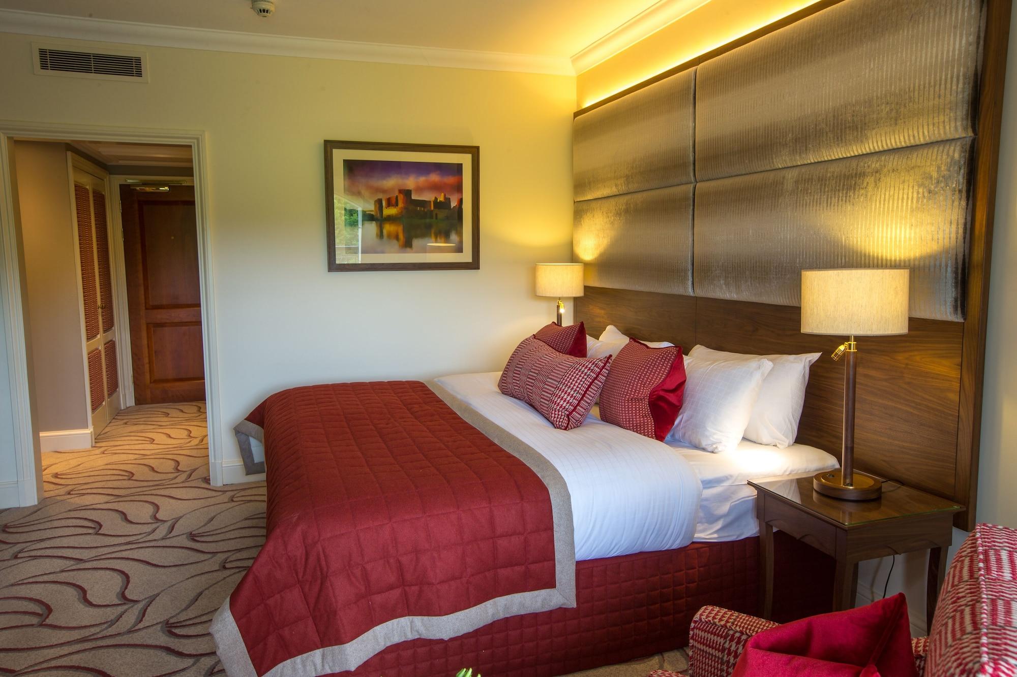 The Celtic Manor Resort Newport  Bagian luar foto A bedroom at the hotel