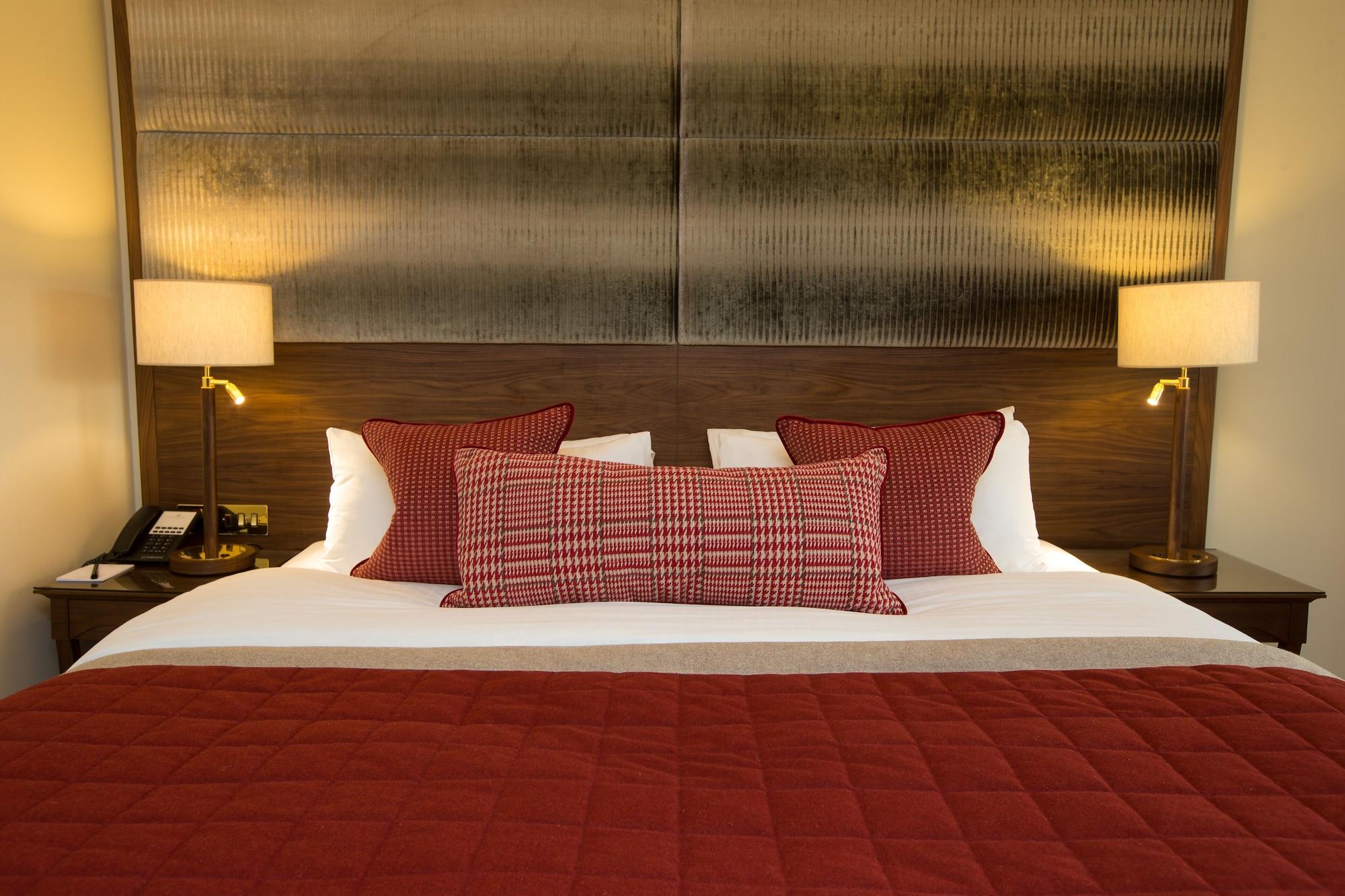 The Celtic Manor Resort Newport  Bagian luar foto A bed