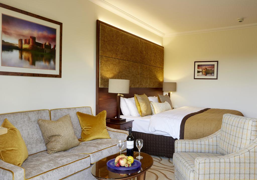 The Celtic Manor Resort Newport  Bagian luar foto A bedroom at the hotel
