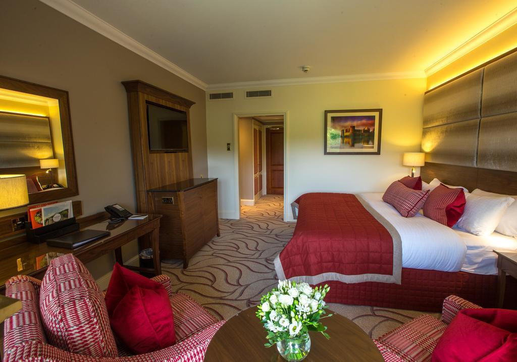 The Celtic Manor Resort Newport  Bagian luar foto A bedroom at the hotel