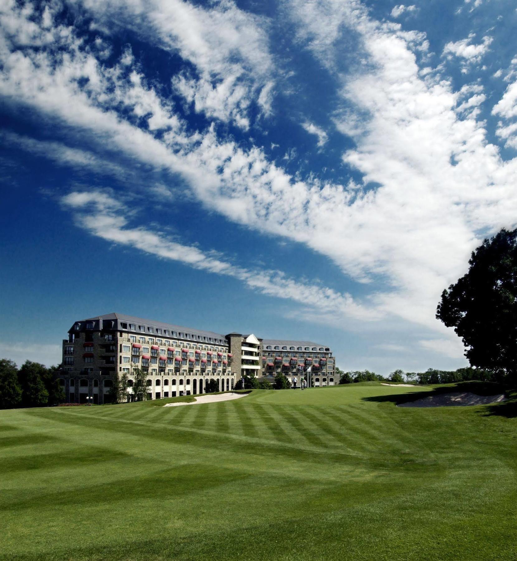 The Celtic Manor Resort Newport  Bagian luar foto The 18th green at The Heritage Golf Resort & Spa